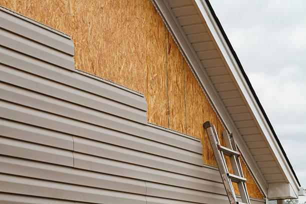 Professional Vinyl Siding technician working in Clarksville, TN